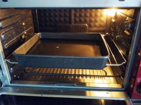 深的烤盘中加七八十度的热水，水量大约一半，将烤盘放入烤箱中层，预热烤箱，上下火170度10分钟。

窍门：正常的水浴是要把模具放在温水里的，不是把模具放在烤架上，底部再放水浴盆，那样只能起到保持烤箱炉内湿度的作用，而不能保证模具缓慢持续加温的作用。一般水浴要达到模具的一半或三分之二，才能起到恰当的作用。所以模具的使用，最好是固底模或不粘模，如果用活底模或卡扣模，要注意外层包锡纸，以免漏水。