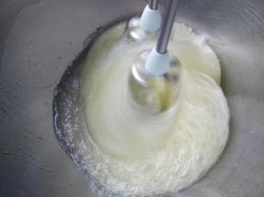 蛋清用打蛋器打发到鱼眼泡，加入三分之一的细砂糖，继续打发。

窍门：先低速打发，再中高速，最后中低速整理。