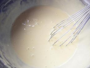 此时的面糊是细腻的状态，放在一边备用。