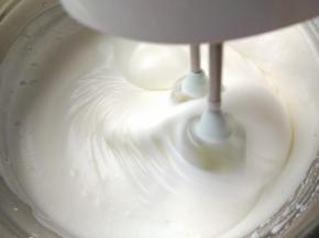 打发到花纹明显，继续加入三分之一的细砂糖打发。