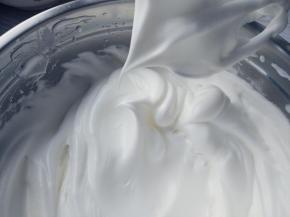 最后加入剩余的细砂糖，直到打发成湿性发泡状态，即弯钩状态。

窍门：蛋白不要打发过度。太偏向于干性发泡（小直角），烤的时候容易干裂，这个和戚风蛋糕原理类似。蛋白也不要打发不够，不然支撑力不够，后期会塌陷回缩。