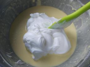 将蛋白糊分三次加入蛋黄糊中，从底部翻拌均匀。

窍门：每次拌匀后，再加入下一次。要从底部捞起，利用重力下落的作用拌匀。不要过度搅拌消泡。