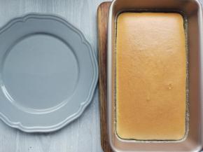 完成后不要立刻开烤箱，让蛋糕在烤箱中再放置二十分钟左右，取出，晾凉脱模即可。

窍门：烤好后不要立刻取出，忽冷忽热很容易回缩，要等温度恒定再取出。