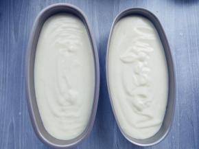 倒入模具中，八分满，轻震两下，颠出大气泡。此时的蛋糕糊是呈缎带状滴落的，有清晰的纹理。

窍门：八分满的蛋糕糊，烤好后会稍高于模具边缘，如果膨胀很大很突出，表面肯定是会裂的。