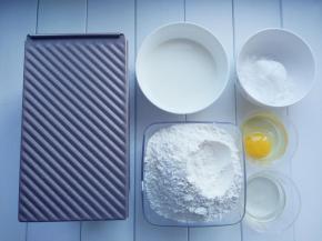 准备好各种食材，和一个450克不粘吐司模。