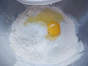 用高筋粉盖住牛奶表面，再倒入细砂糖、盐和鸡蛋
