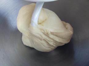 加入色拉油或软化的黄油，继续揉面，直到完全吸收后，形成薄膜