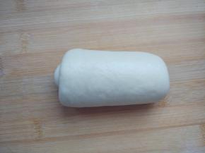 取一块擀成均匀的厚片，卷起，接口朝下