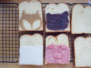 将花生酱装入剪口裱花袋，在吐司片表面勾出轮廓，涂抹填充内部，再用融化的黑巧克力画出五官即可。