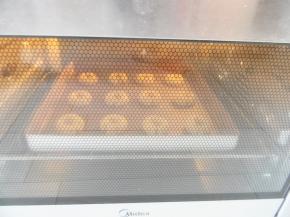 放入预热的烤箱中下层，上下火190度，烘烤20分钟，烤好晾凉后才酥口哦