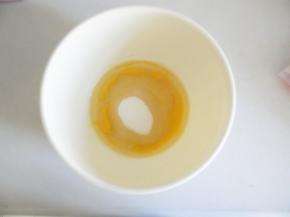 糖粉、油和蛋黄称量收放一起