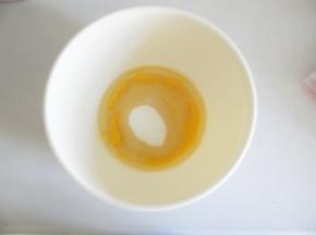 糖粉、油和蛋黄称量收放一起