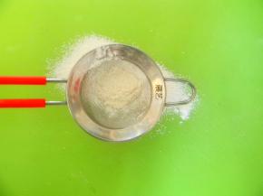 面粉、泡打粉、小苏打、玉米淀粉混合过筛备用