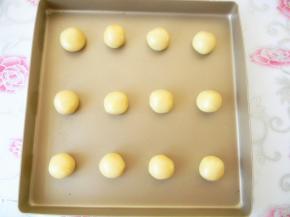 直接分成每个大约20克的份，团圆放到烤盘上