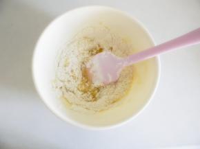 倒入过筛的粉拌