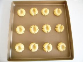 直接分成每个大约20克的份，团圆放到烤盘上