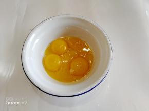 分离蛋黄。