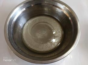 放入细砂糖搅拌。