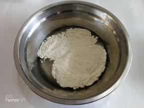 放入低粉和盐，采用z字形搅拌。