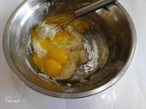 放入蛋黄，继续采用z字形搅拌。