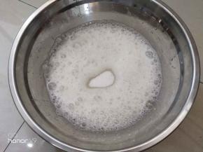 烤箱150度预热10分钟。蛋白里面放入几滴白醋，低速打发到鱼眼状时候放入第一次的细砂糖。