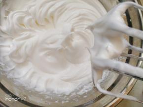 转中速打发到比较细腻的时候，放入第二次的细砂糖。