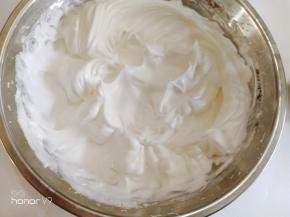 放入最后的细砂糖，低速打发到小尖角状态。