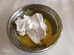 取1/3的蛋白到蛋黄糊里面，采用切拌的方式操作。