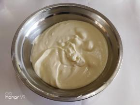 切拌好的蛋黄糊。