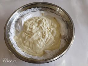 倒入剩下的蛋白里面，同样采用切拌的方式。