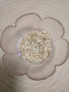 熟花生用擀面杖压碎备用