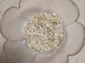 熟花生用擀面杖压碎备用