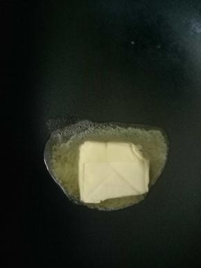 不粘锅小火加热，加入黄油