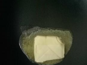 不粘锅小火加热，加入黄油