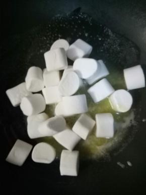 黄油黄油融化后加入棉花糖，翻炒均匀