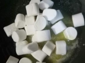黄油黄油融化后加入棉花糖，翻炒均匀