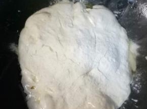 再加入奶粉翻拌均匀
