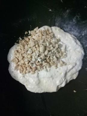 加入花生碎炒匀