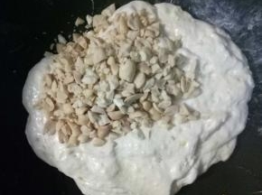 加入花生碎炒匀