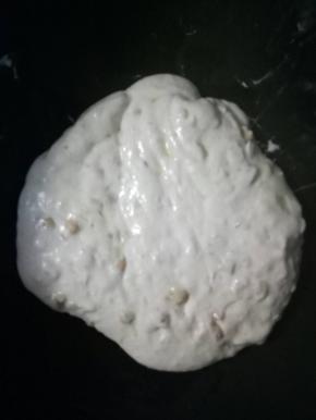 炒匀后的花生糖很软，拉丝很长，用筷子趁热挑出一块