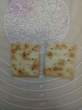 准备好苏打饼干