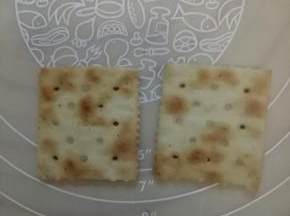 准备好苏打饼干
