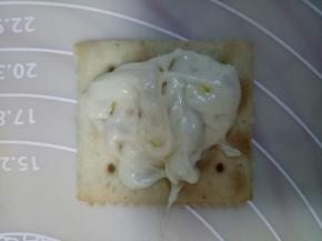 然后再盖上另一块饼干，稍稍压实