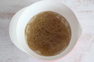 红薯粉温水里浸泡至软。