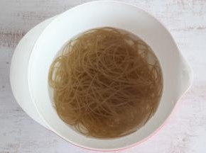 红薯粉温水里浸泡至软。