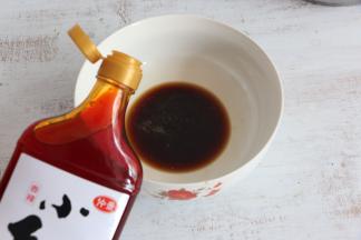 取一碗，放入鸡精、生抽、盐、醋调成料汁。根据自己的喜辣程度加入红油。