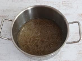锅中烧水，水开后放入泡软的红薯粉，煮3分钟左右。