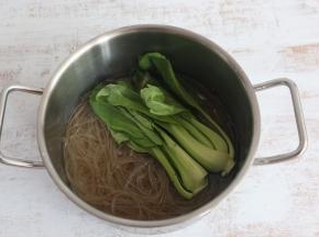 出锅前放入小油菜焯烫一下。