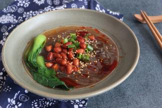 煮好的红薯粉捞入碗中，放入油炸花生米、小油菜，葱花碎、撒一勺芝麻，淋上调好的料汁，再浇上煮红薯粉的汤即可。