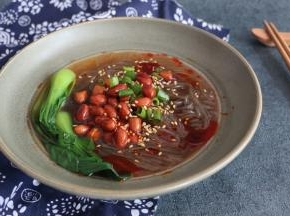 煮好的红薯粉捞入碗中，放入油炸花生米、小油菜，葱花碎、撒一勺芝麻，淋上调好的料汁，再浇上煮红薯粉的汤即可。